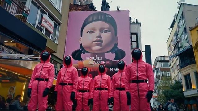 Squid Game Pink Guard’lar İstanbul Metrosunda